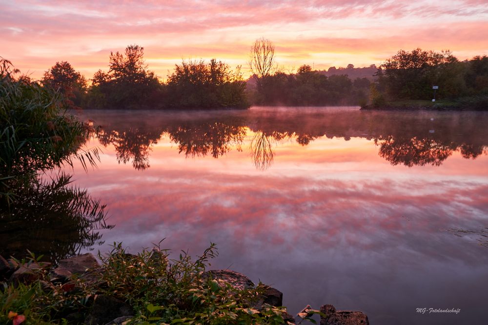 Roter Sonnenaufgang über dem Main