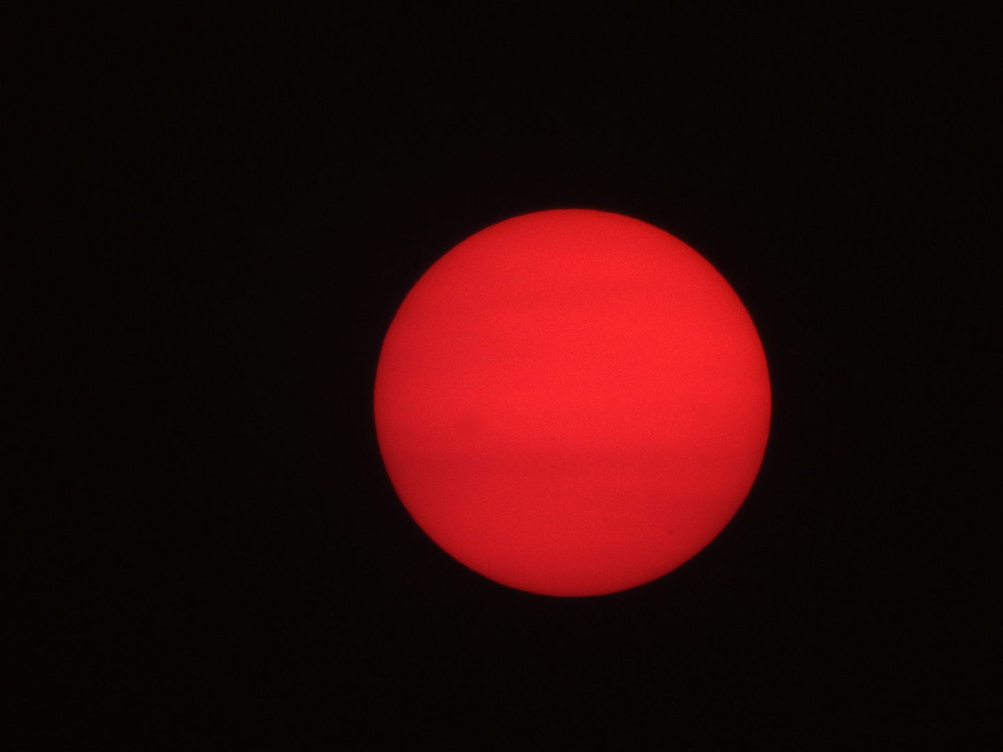 Roter Sonnenball in den Abendstunden