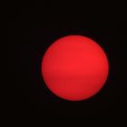 Roter Sonnenball in den Abendstunden