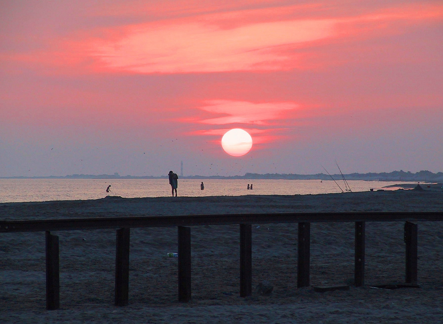 Roter Sonnenuntergang Salin-de-Giraud