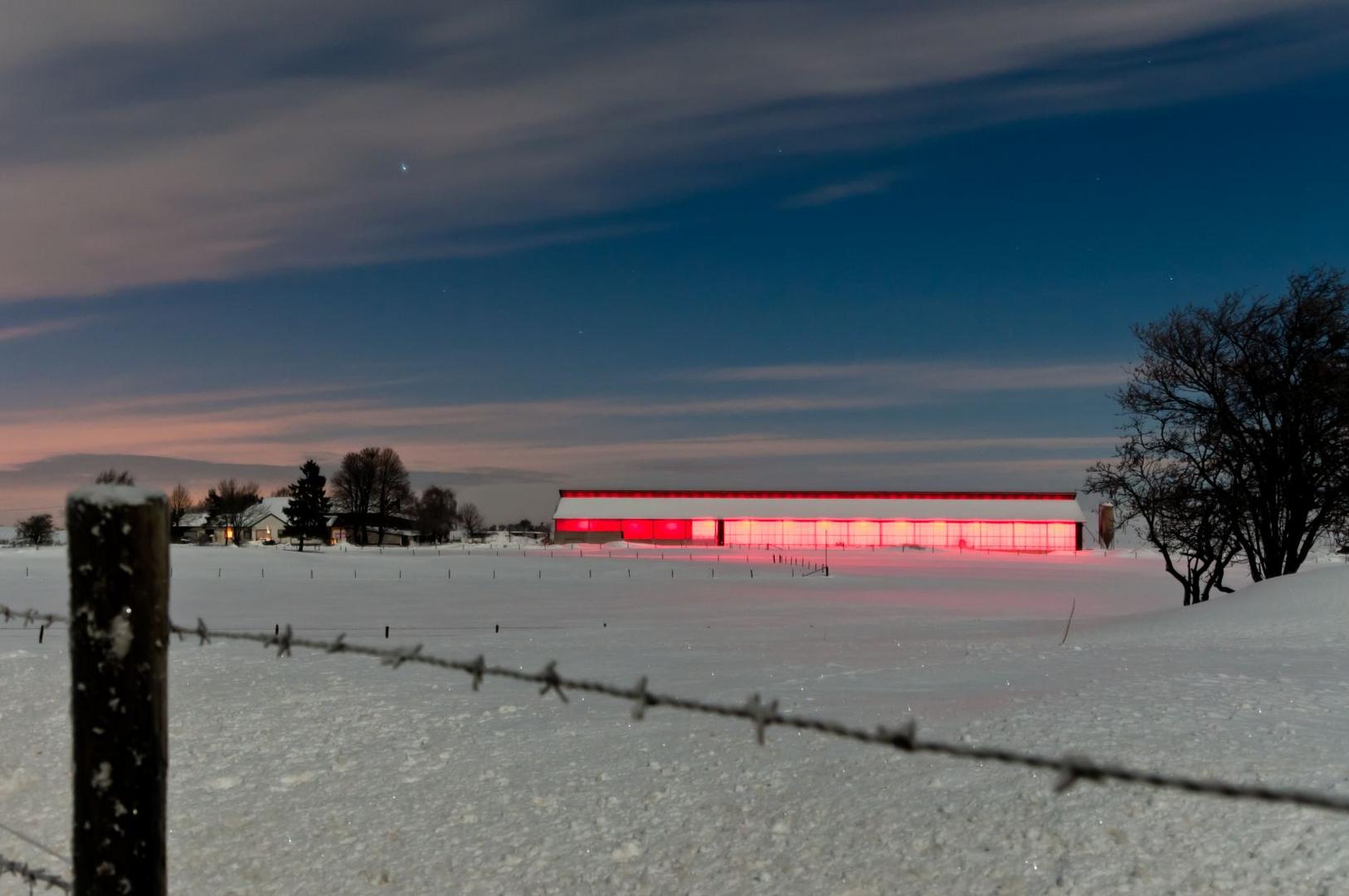 Roter Stall bei Nacht