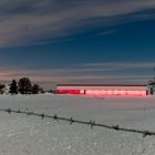 Roter Stall bei Nacht