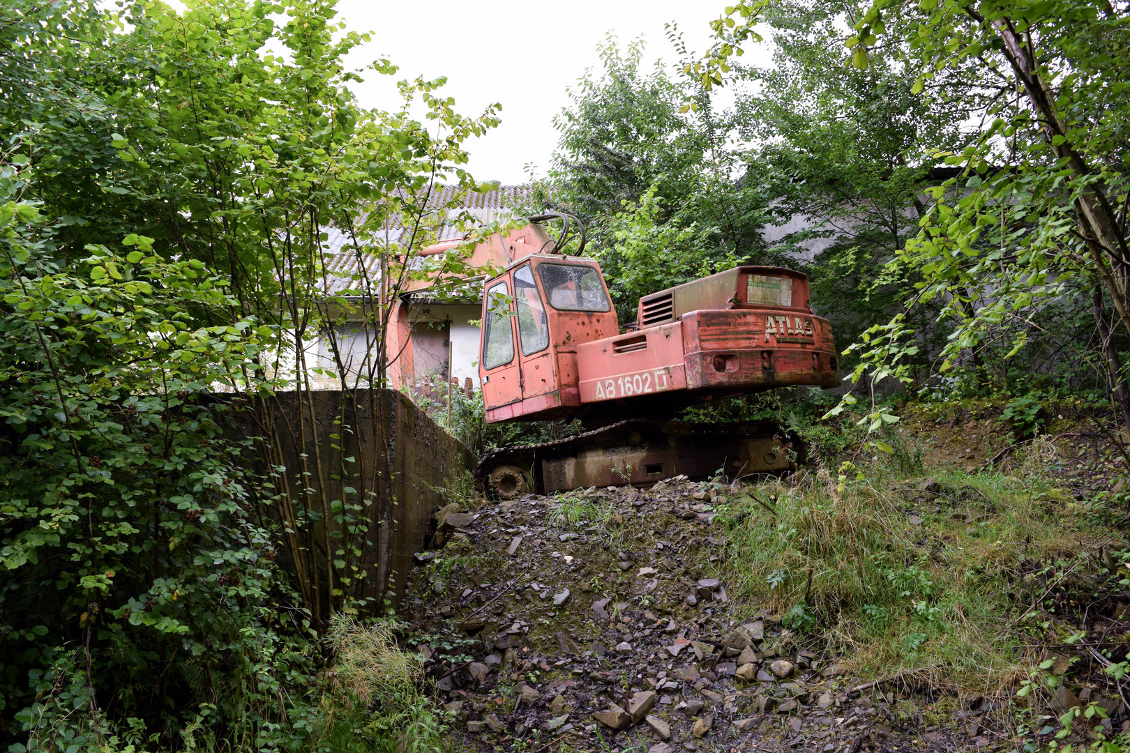 roter Steinbruch Bagger