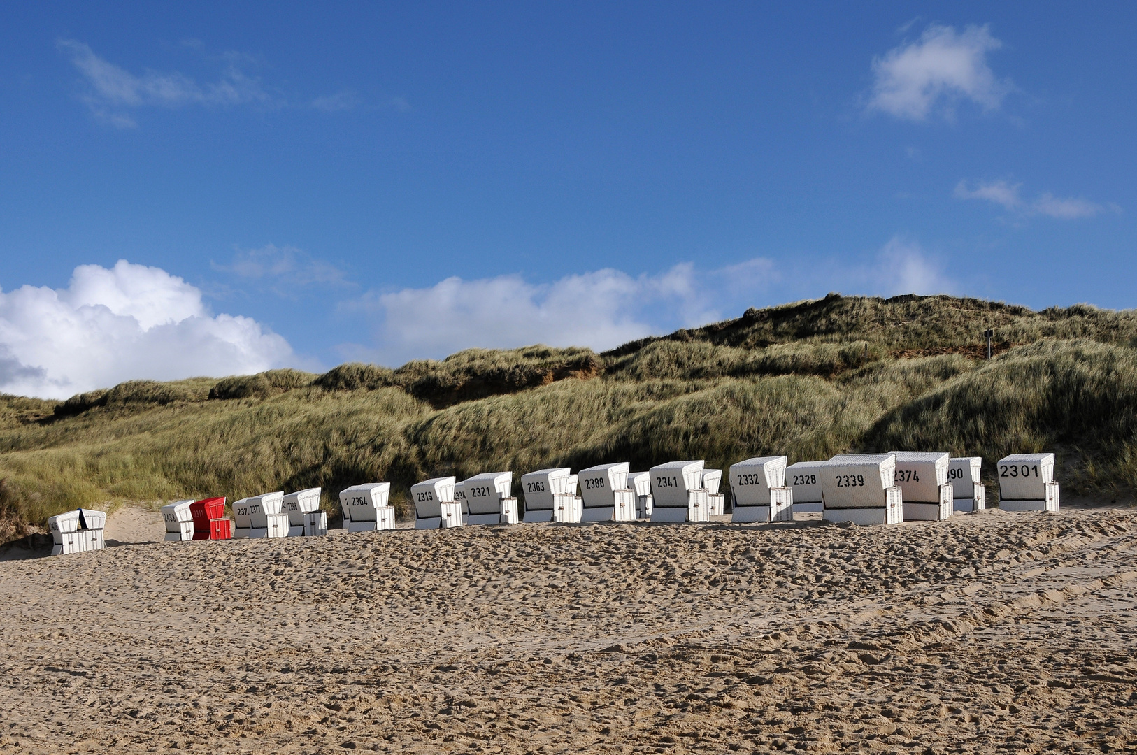 Roter Strandkorb ohne Meerblick