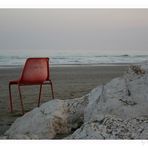 Roter Stuhl am Strand