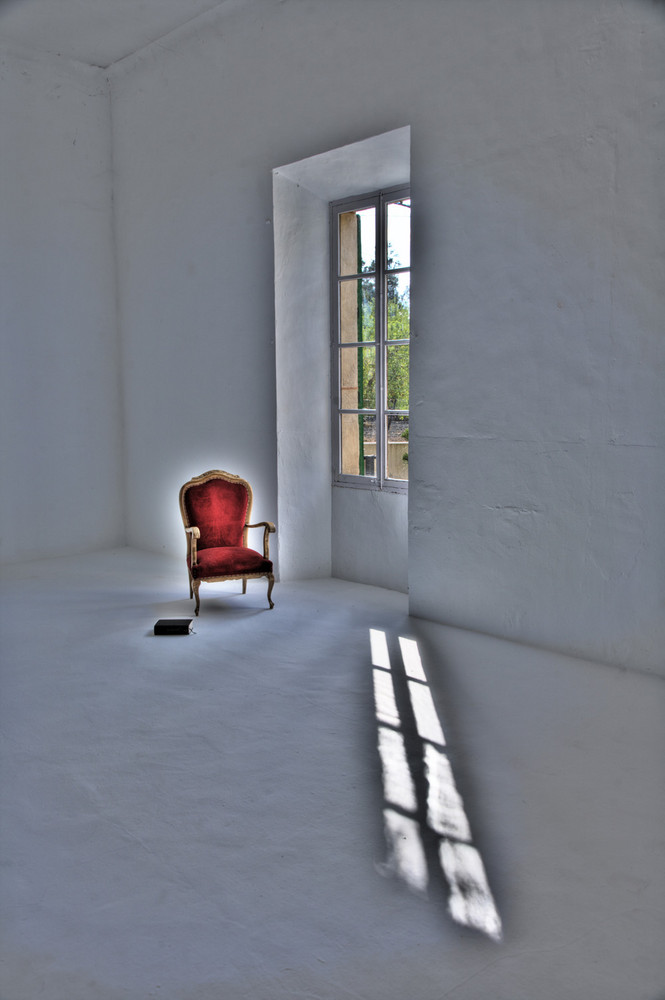 roter stuhl mit fenster hdr