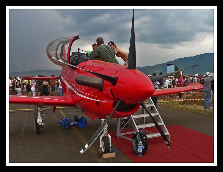 roter Teppich für rotes Flugzeug