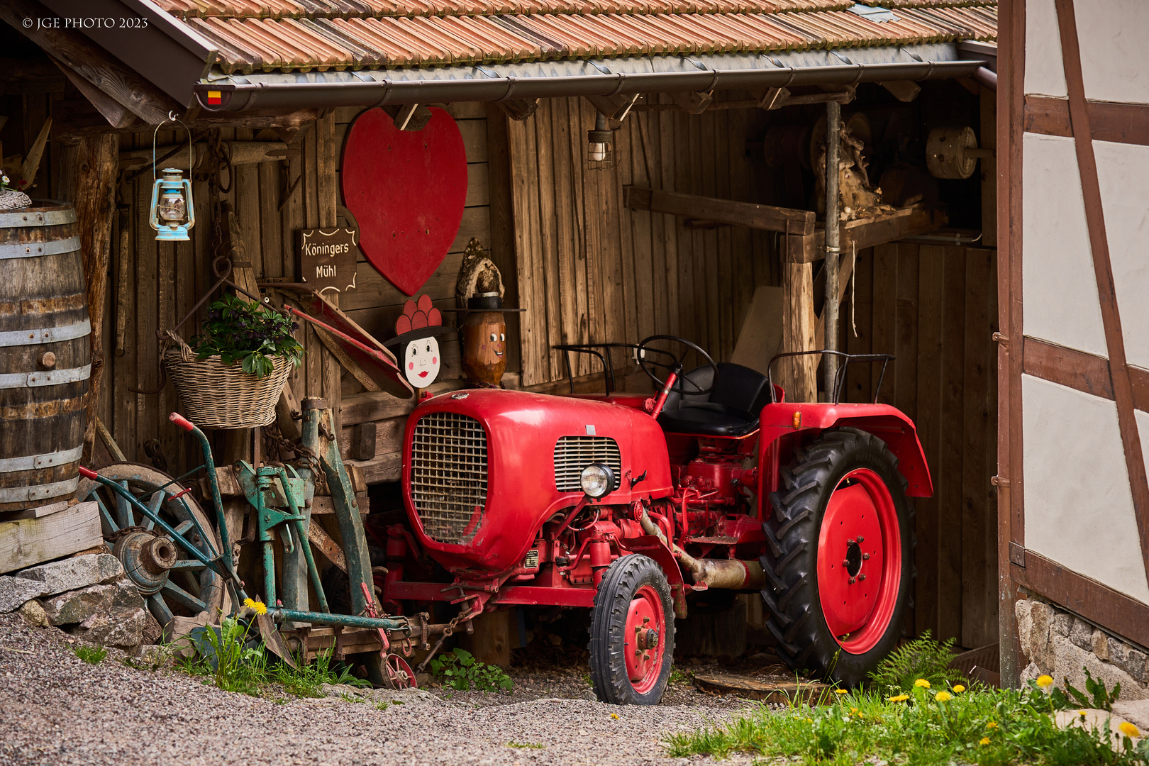 Roter Traktor der Köninger-Hof Mühle