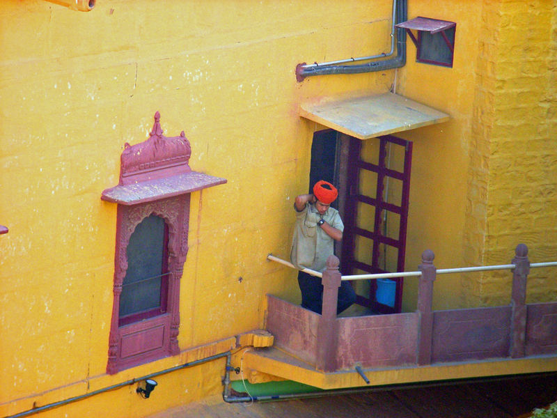 roter Turban auf gelbem Haus