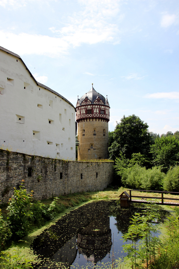 Roter Turm zum Spiegeltag