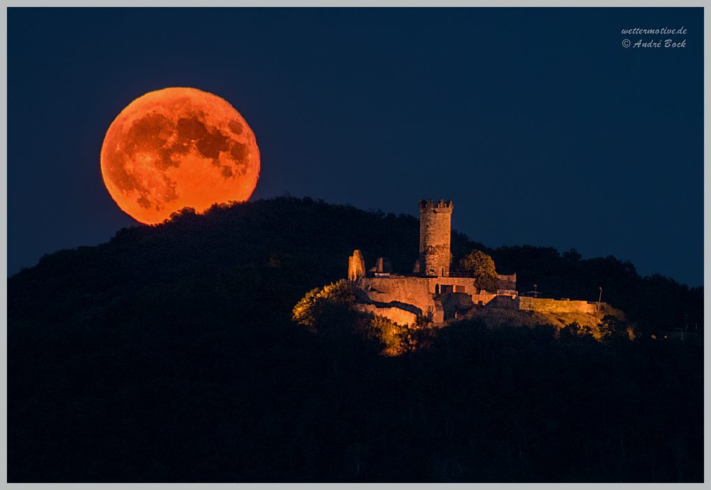 Roter Vollmond über der Mühlburg