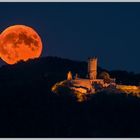 Roter Vollmond über der Mühlburg