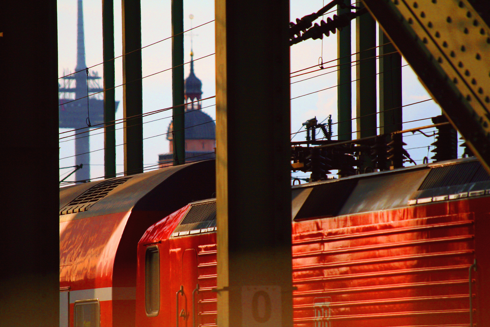 Roter Zug auf Brücke