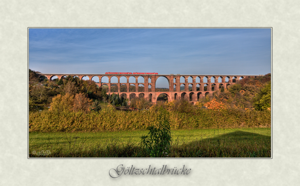 Roter Zug auf der Göltzschtalbrücke