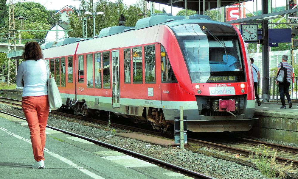 Rotes am Bahnhof