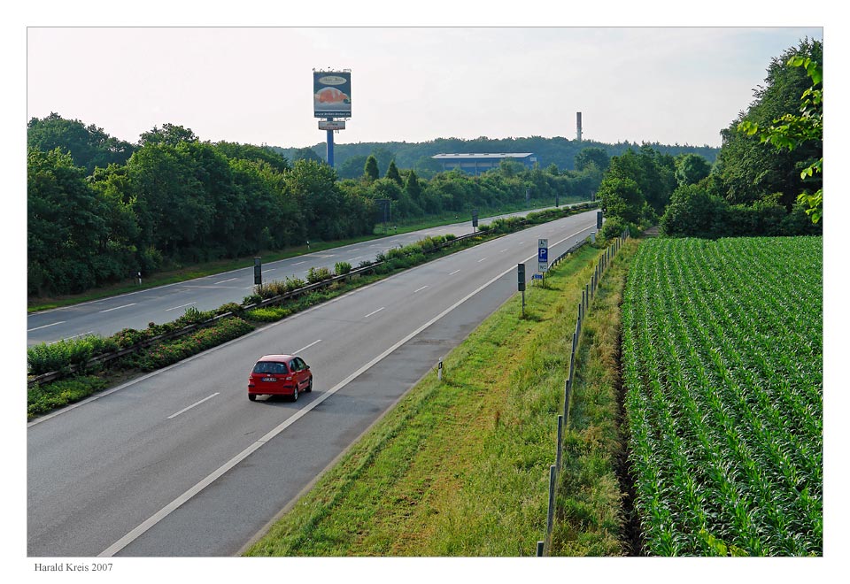 Rotes Auto auf der Autobahn