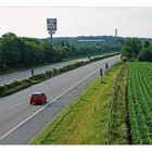 Rotes Auto auf der Autobahn