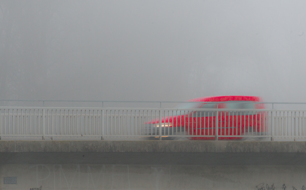 Rotes Auto im Nebel