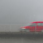 Rotes Auto im Nebel