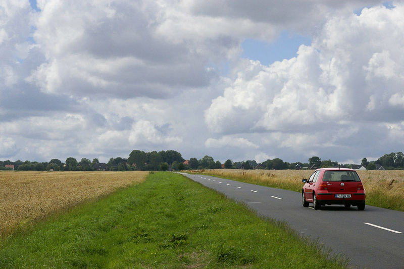 Rotes Auto in Landschaft