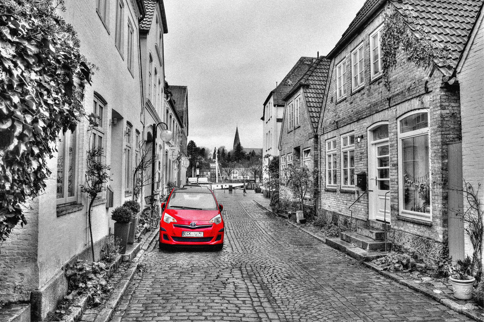 Rotes Auto und alte Häuser