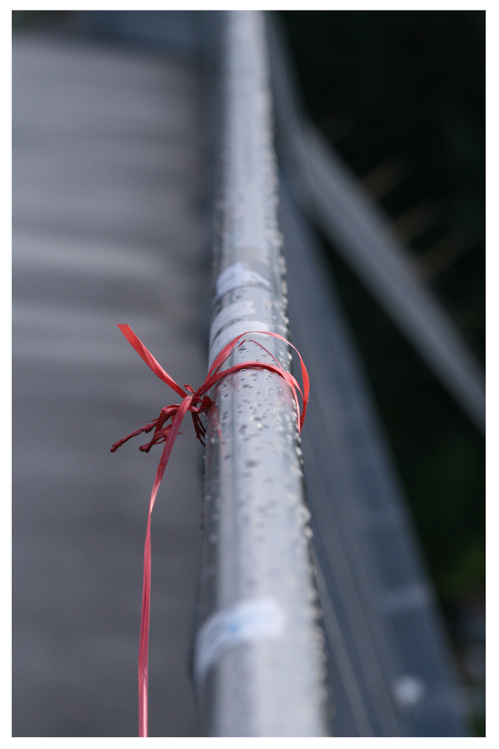 Rotes Band an einer Brücke
