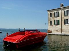 Rotes Boot am Gardasee