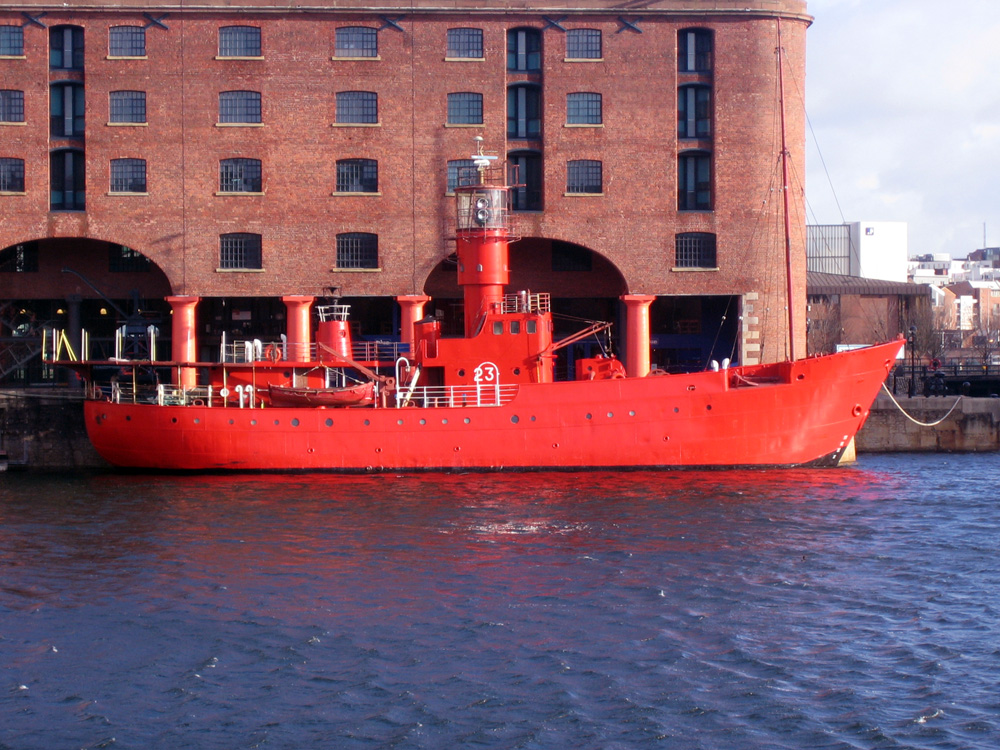 Rotes Boot am Liverpooler Hafen