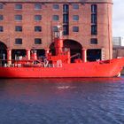 Rotes Boot am Liverpooler Hafen