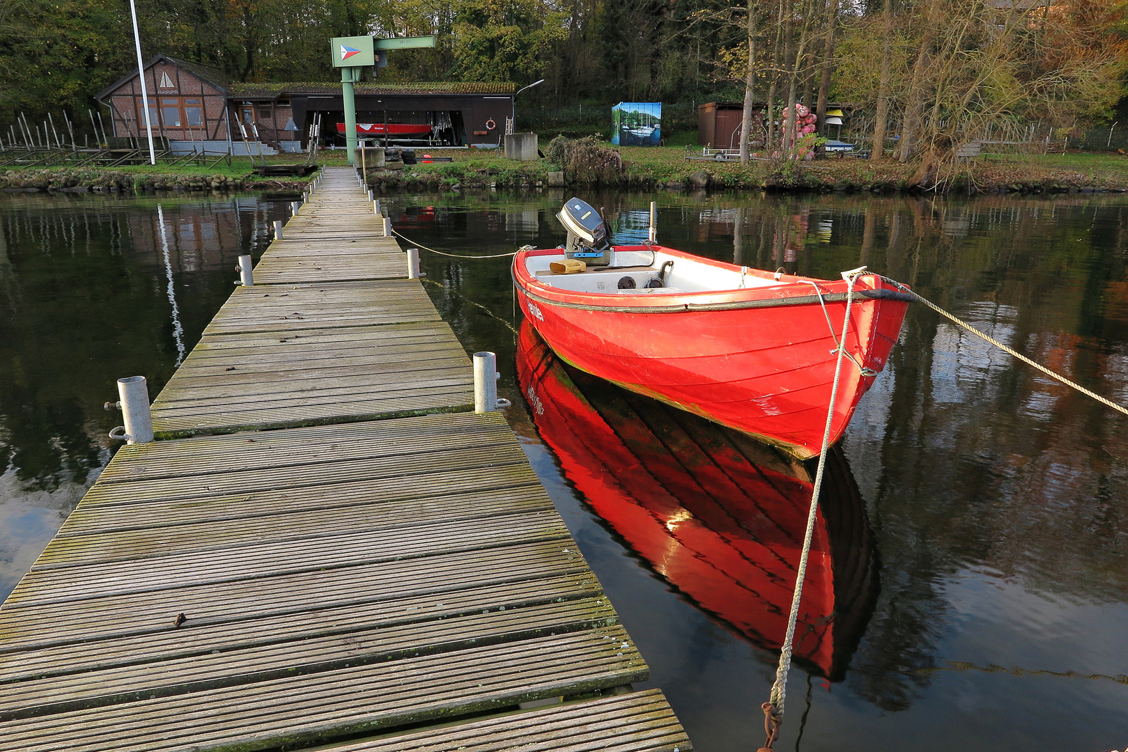 Rotes Boot am Steg vom Großen Plöner See