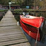 Rotes Boot am Steg vom Großen Plöner See