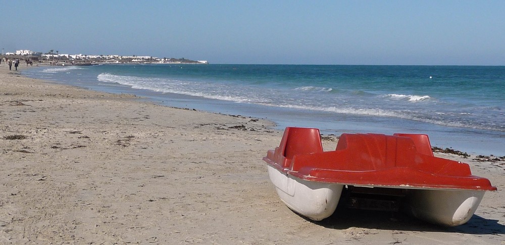 rotes Boot am Strand