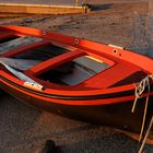 rotes Boot feiert den Sonnenuntergang / La barca rossa, festeggiando il tramonto
