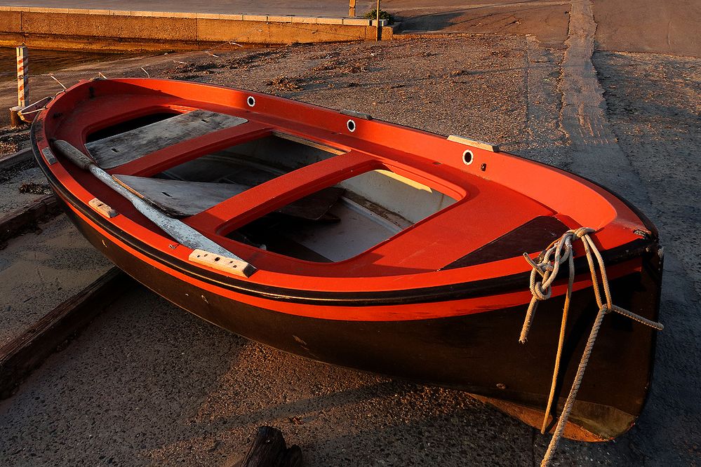 rotes Boot feiert den Sonnenuntergang / La barca rossa, festeggiando il tramonto