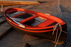 rotes Boot feiert den Sonnenuntergang / La barca rossa, festeggiando il tramonto