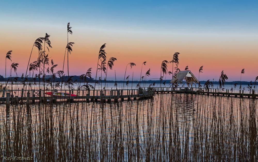 Rotes Boot hinterm Strandhafer Foto & Bild landschaft, bach, fluss