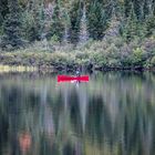 Rotes Boot im Herbst