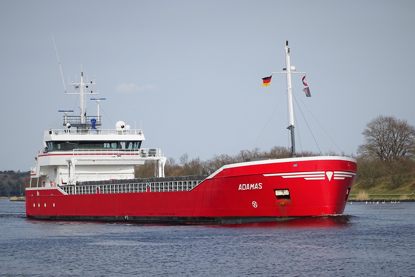 rotes Cargoschiff 