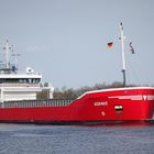 rotes Cargoschiff 