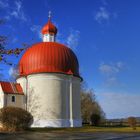 Rotes Dach unter blauem Himmel.