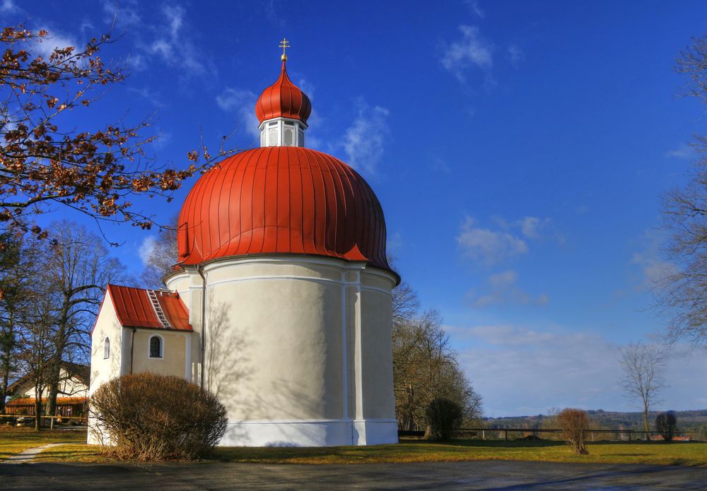 Rotes Dach unter blauem Himmel.