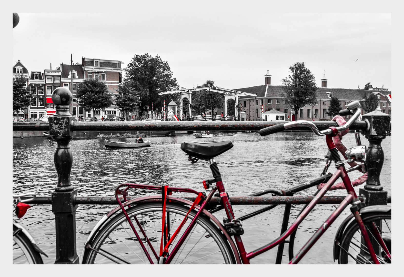 Rotes Fahrrad in Amsterdam