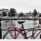 Rotes Fahrrad in Amsterdam