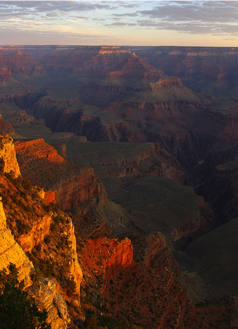 Rotes Farbenspiel beim Sonnenaufgang im Grand Canyon am Mather Point