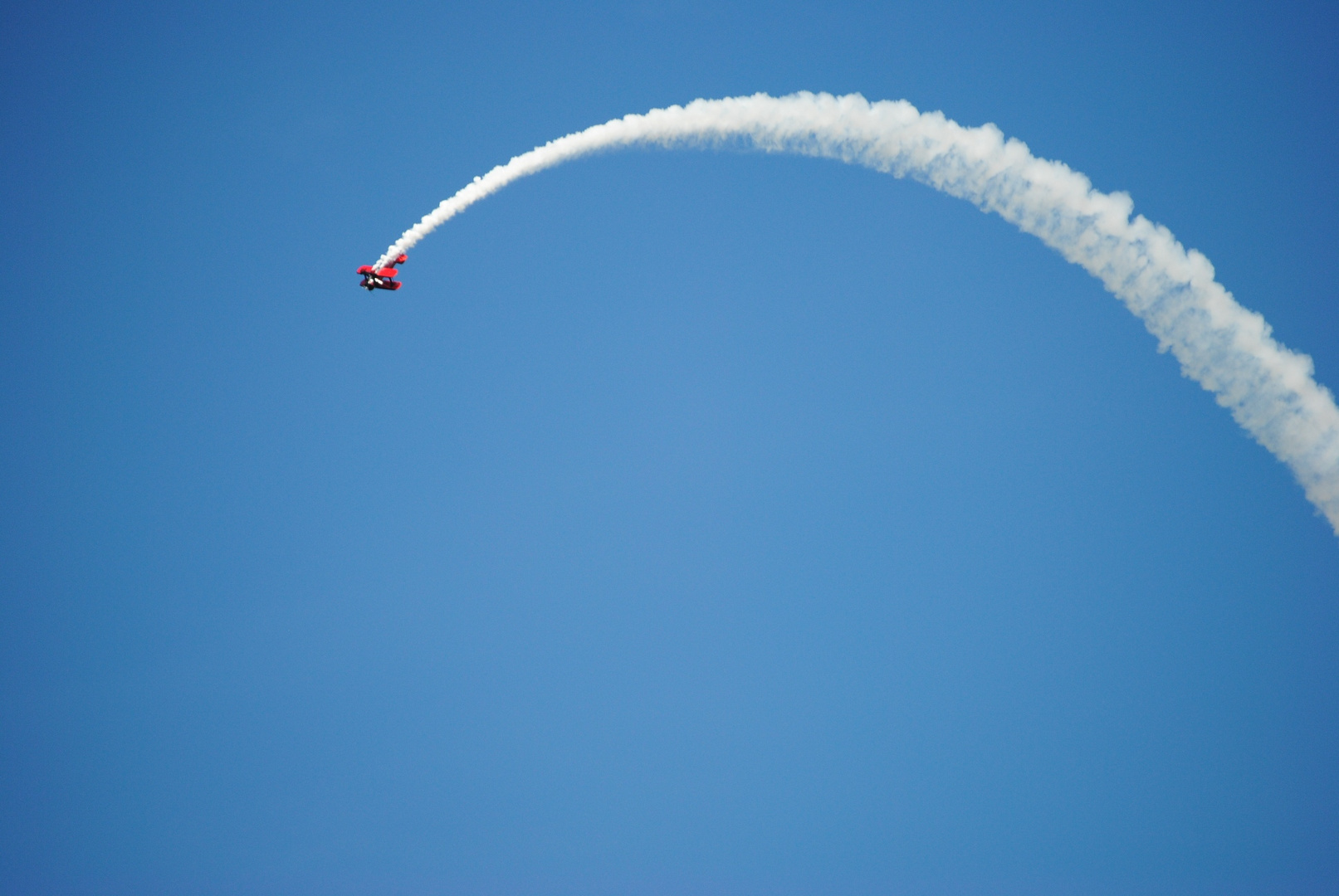 Rotes Flugzeug an blauem Himmel