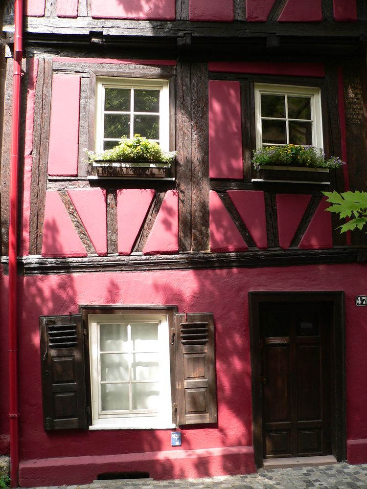 Rotes Haus .......