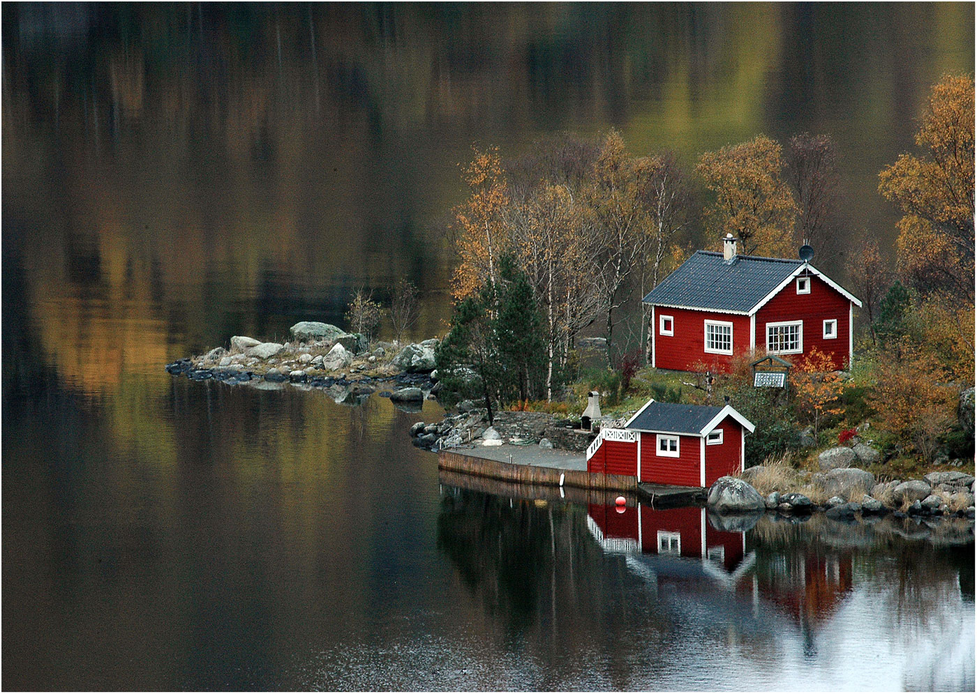 Rotes Haus im Fjord