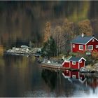 Rotes Haus im Fjord