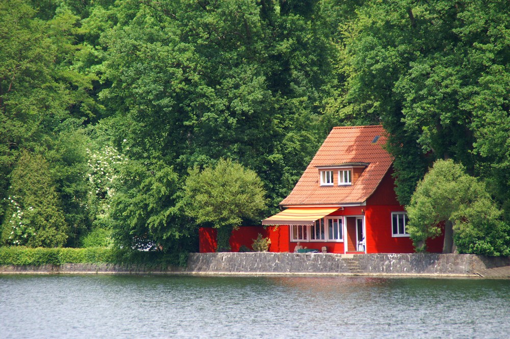 Rotes Haus im Grünen