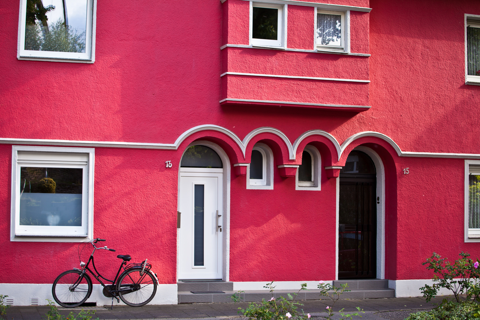 rotes Haus mit Fahrrad